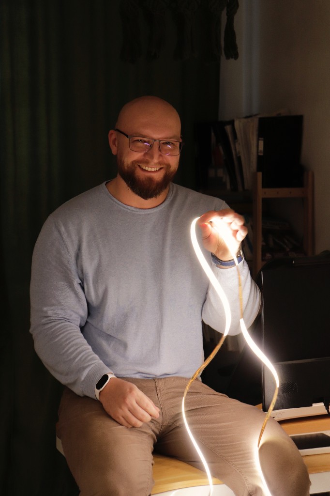 Кирилл Комаров с LED-лентой
